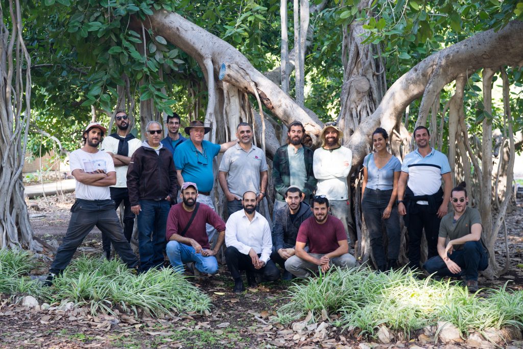 תמונה קבוצתית בצל עצי הפיקוס בנגלי המרהיבים בשדה אליהו