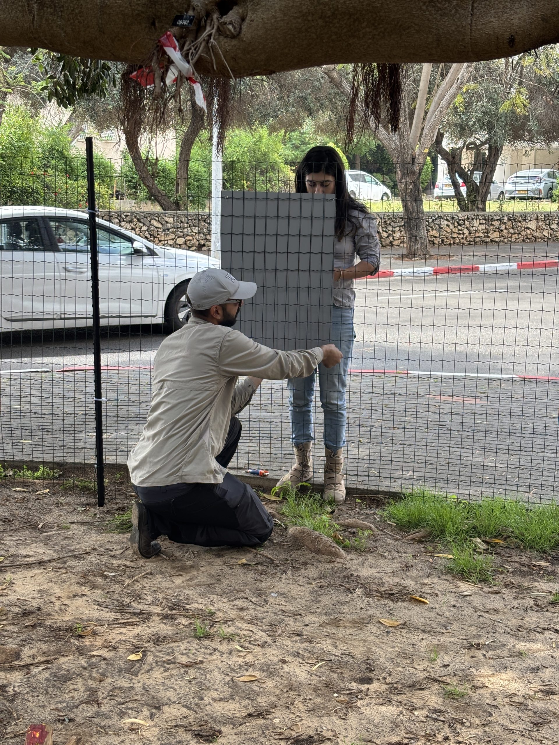תליית שלטי ההסברה לציבור